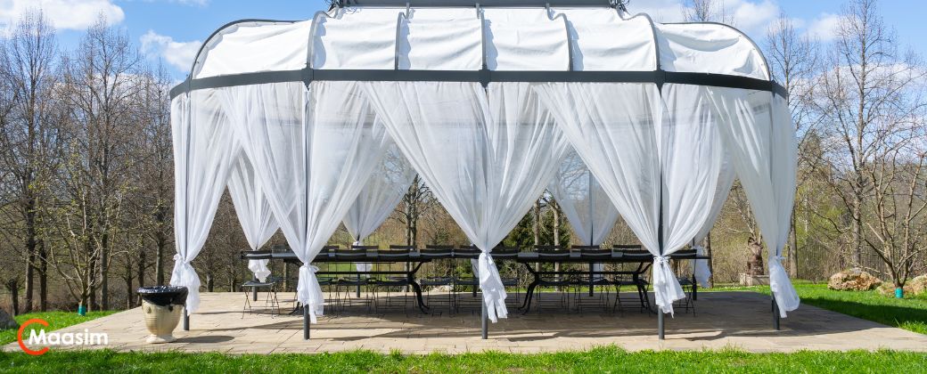 אירוע חברה בטבע - ניתן לראות אוהל להשכרה לאירועים בצבע לבן ובצד שמאל למטה לוגו אתר maasim