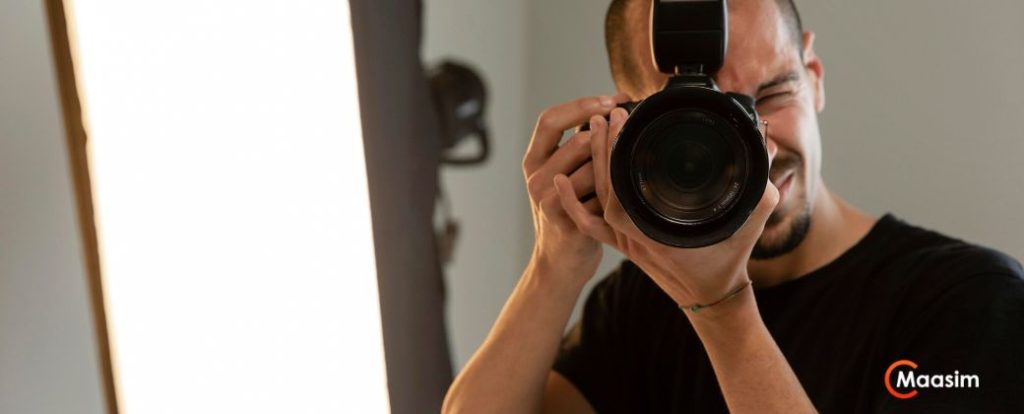 קורס לייטרום - ניתן לראות אדם מכוון את המצלמה שלו ובצד ימין למטה לוגו אתר maasim